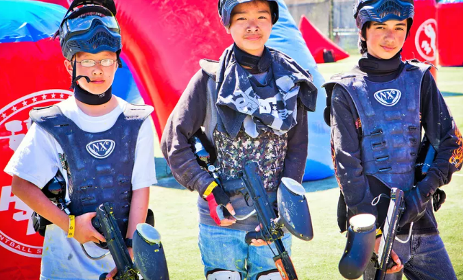 Niños con equipos de Paintball