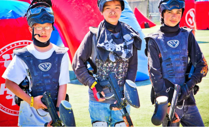 Niños con equipos de Paintball