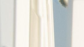 hombre con cajas de mudanza