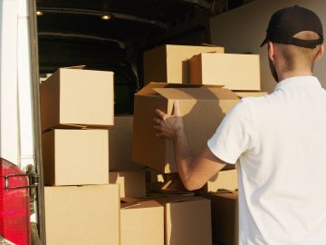 hombre con cajas de mudanza