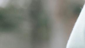 Mujer agarrándose el abdomen