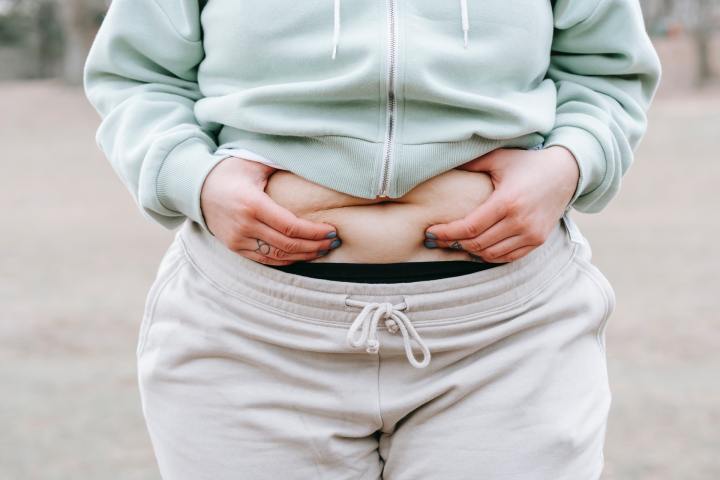 Mujer agarrándose el abdomen