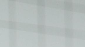 Hombre aplicándose una crema facial