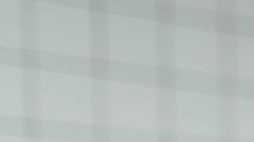 Hombre aplicándose una crema facial