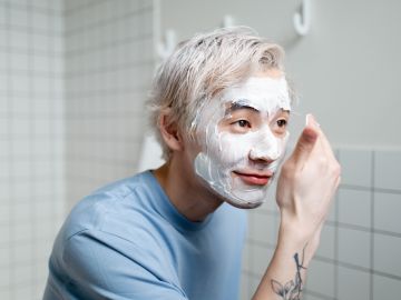 Hombre aplicándose una crema facial