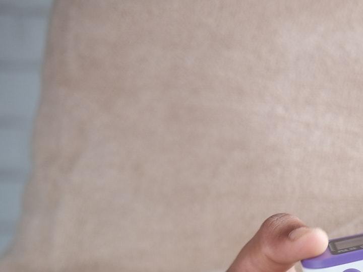 Persona midiéndose el oxígeno en la sangre