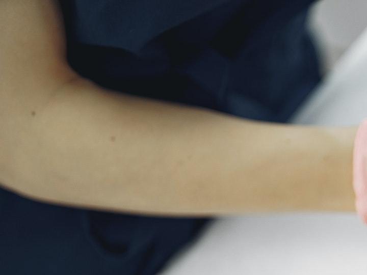 mujer tratamiento facial antiarrugas
