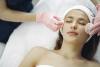 mujer tratamiento facial antiarrugas