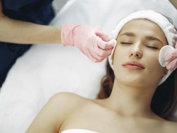 mujer tratamiento facial antiarrugas