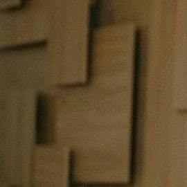 mujer morena trabajando