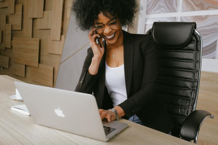 mujer morena trabajando