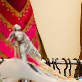 Mujeres viendo un vestido rosa