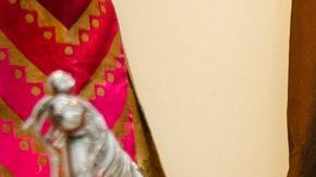 Mujeres viendo un vestido rosa