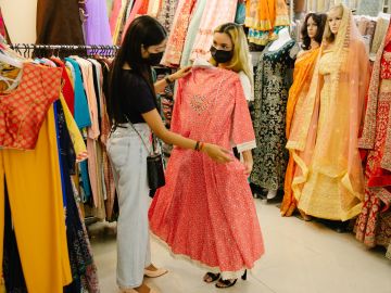 Mujeres viendo un vestido rosa