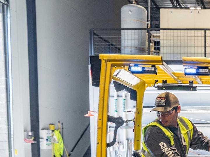 Hombre trabajador en montacargas