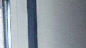 Hombre trabajador en montacargas