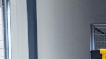 Hombre trabajador en montacargas