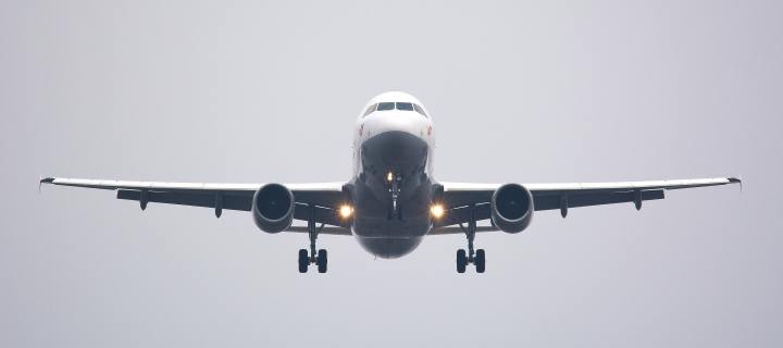 avión volando en el aire