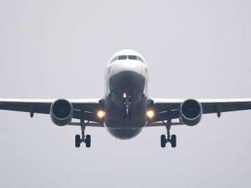 avión volando en el aire