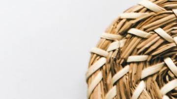 vela aromática eucalipto y cepillo de masajes