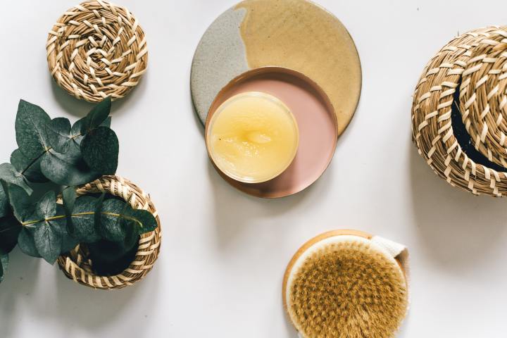 vela aromática eucalipto y cepillo de masajes