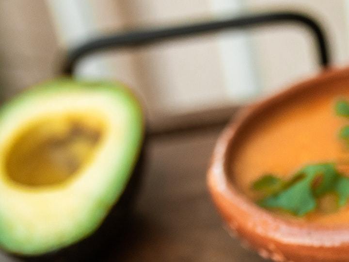 Mesa con ají picante, nachos y cerveza