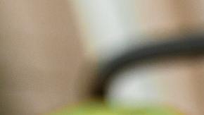 Mesa con ají picante, nachos y cerveza