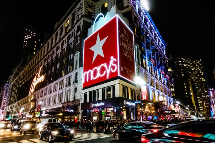 Consigue nuevas prendas de ropa y zapatos para mujer con descuento en Macy’s por el Labor Day 2021.
