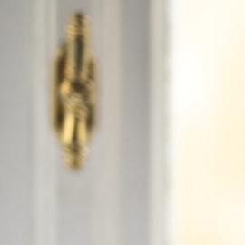 mujer acostada con resfriado