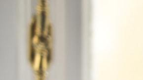 mujer acostada con resfriado