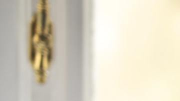 mujer acostada con resfriado