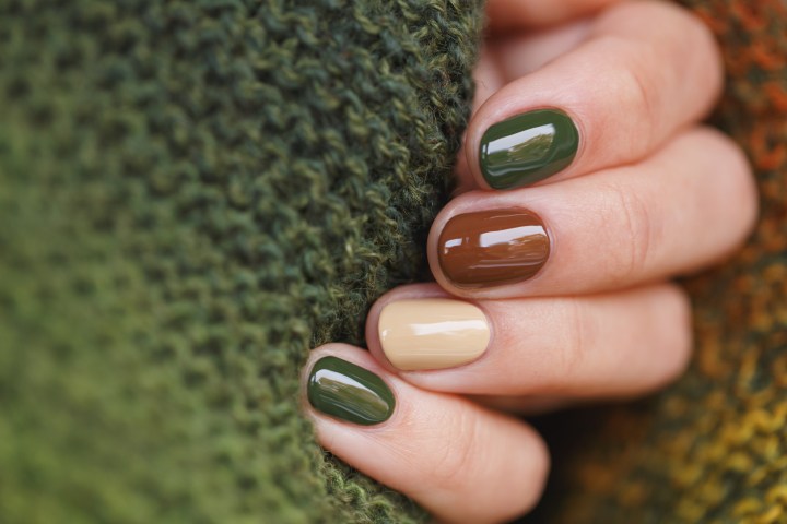 Los colores tradicionales de esmaltes de uñas nunca pasarán de moda, pero hay otros nuevos este 2021 que te sorprenderán y te encantarán.