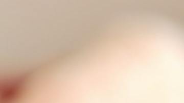 Bebé jugando sobre cama