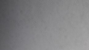 mujer morena con crema