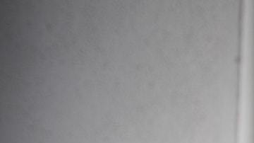 mujer morena con crema