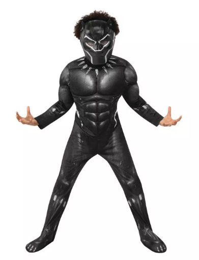 Niño con disfraz de Pantera Negra de Marvel