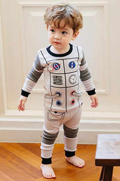 Pijama para ninos con estampado espacial -mas