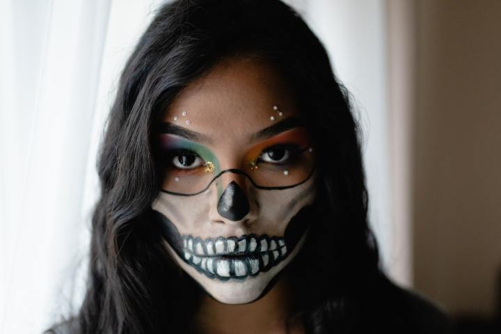 mujer con maquillaje de katrina