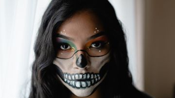 mujer con maquillaje de katrina