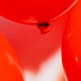 Cartel con palabras Black Friday con globos de descuento