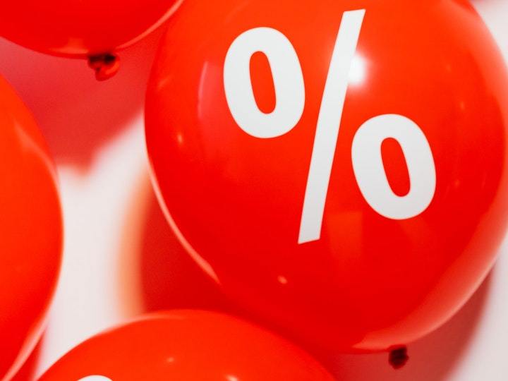 Cartel con palabras Black Friday con globos de descuento
