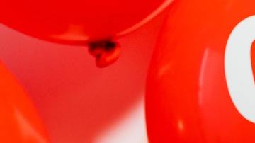 Cartel con palabras Black Friday con globos de descuento