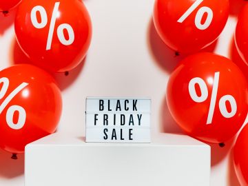 Cartel con palabras Black Friday con globos de descuento