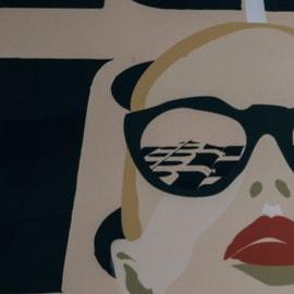 Mujer peinando a su amiga