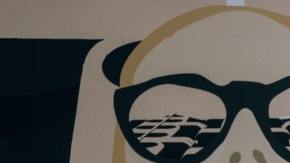 Mujer peinando a su amiga