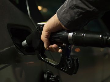 surtiendo gasolina al automóvil