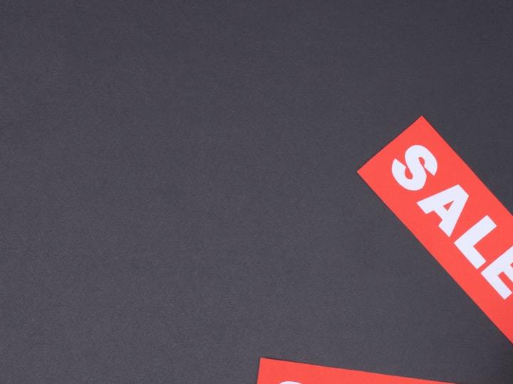 Regalo rojo con etiquetas de oferta
