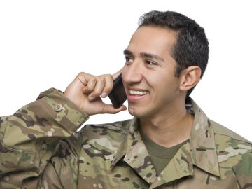 Veterano hablando por celular