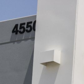 Fachada almacén de Amazon