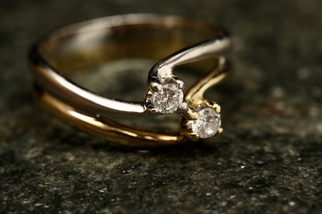 anillo con diamantes